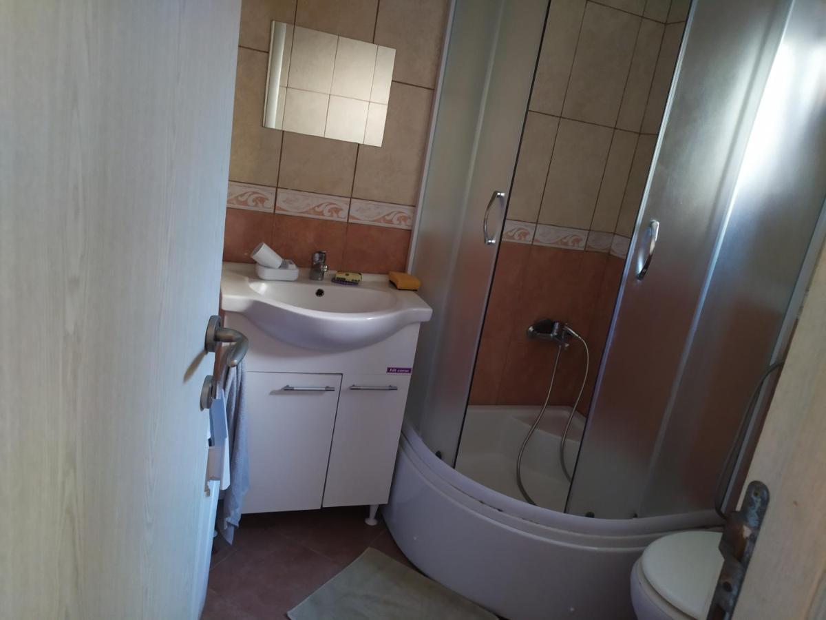 Monoliza Appartement Utjeha Buitenkant foto